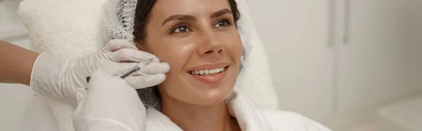 Cosmetólogo Hace Rejuvenecedor Arrugas Inyecciones Cara Mujer Foto Alta Calidad — Foto de Stock