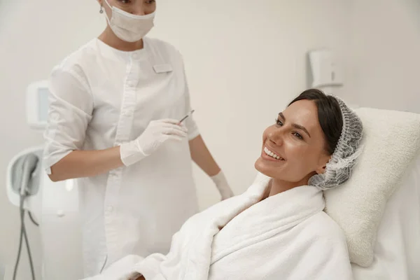 Cosmetologist Faz Injeções Rejuvenescedoras Rugas Rosto Mulher Foto Alta Qualidade — Fotografia de Stock