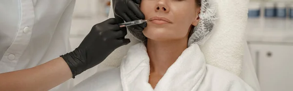 Kosmetolog Membuat Peremajaan Kerut Injeksi Pada Wajah Wanita Foto Berkualitas — Stok Foto