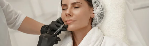 Cosmetólogo Hace Las Inyecciones Para Aumentar Los Labios Mujer Salón — Foto de Stock