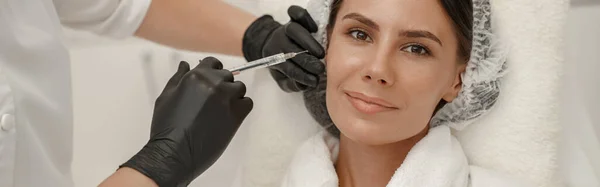 美容師は女性の顔に若返り抗しわ注射を行います 高品質の写真 — ストック写真