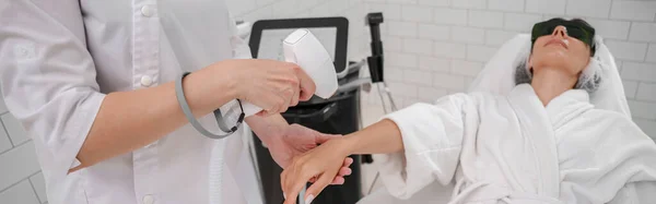 Hårborttagningsprocedur För Händer Laser Epilering Och Kosmetologi Skönhetssalong Högkvalitativt Foto — Stockfoto