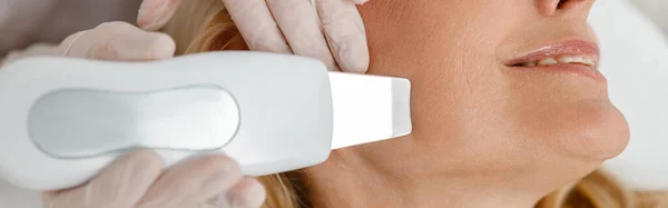 Kosmetolog Profesional Membuat Wajah Ultrasonik Membersihkan Untuk Indah Wanita Pirang — Stok Foto