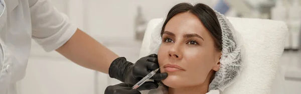 美容师在美容院进行注射以增加女性的嘴唇 高质量的照片 — 图库照片
