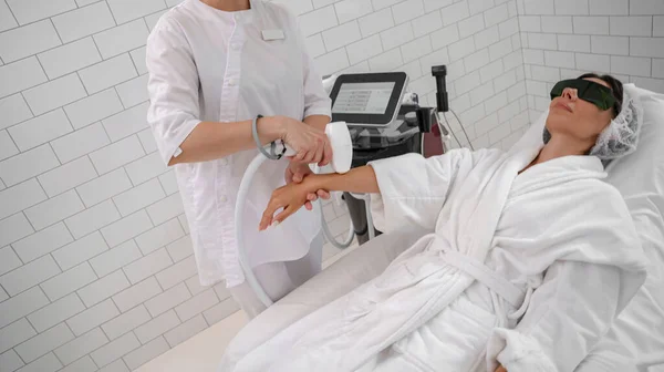 Procedimento Remoção Cabelo Mãos Laser Epilation Cosmetology Salão Beleza Foto — Fotografia de Stock