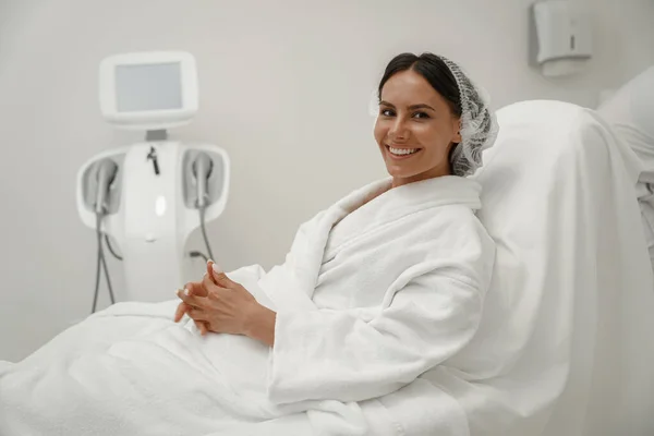 Kobieta Białym Szlafroku Podczas Zabiegu Medycznego Klinice Kosmetycznej Wysokiej Jakości — Zdjęcie stockowe