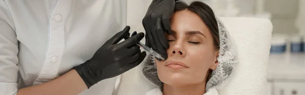 Kosmetolog Wykonuje Zastrzyki Aby Zwiększyć Usta Kobiety Salonie Piękności Wysokiej — Zdjęcie stockowe