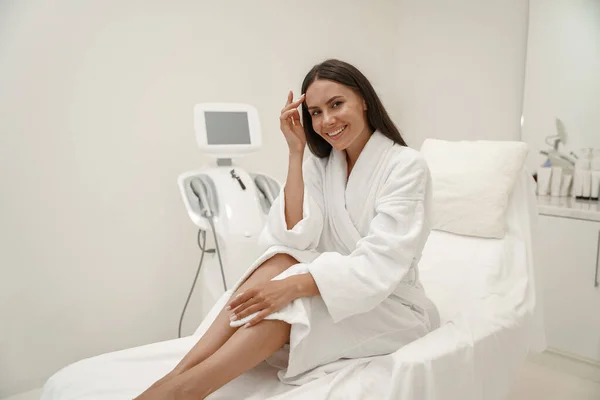 Woman White Bathrobe Medical Procedure Beauty Clinic High Quality Photo — Stock Photo, Image