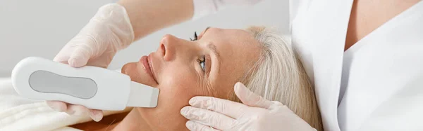 Profesjonalny Kosmetolog Robi Ultradźwiękowe Czyszczenie Twarzy Dla Pięknej Szczęśliwej Białej — Zdjęcie stockowe