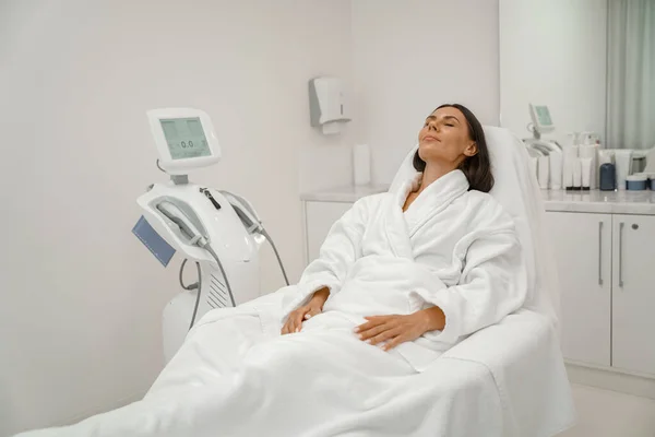 Žena Bílém Županu Relaxuje Během Lékařské Procedury Kosmetické Klinice Kvalitní — Stock fotografie