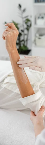 Dermatolog Stosujący Krem Ramieniu Pacjenta Klinice Kosmetologicznej Ujęcie Pionowe Praca — Zdjęcie stockowe
