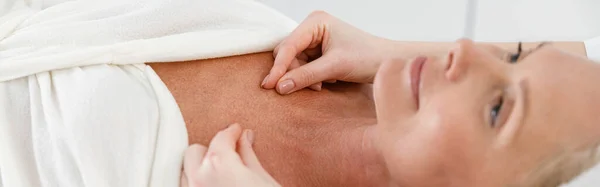Feliz Adulto Muito Confiante Cliente Feminino Recebendo Massagem Gabinete Cosmetologist — Fotografia de Stock