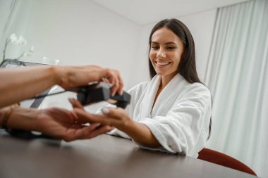 Beyaz bornozlu kadın, sağlık muayenesinden önce kaplıcaya gitmiş. Yüksek kalite fotoğraf