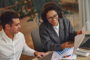 Kadın ofis çalışanı iş arkadaşı ile yeni projeyi tartışıyor. Yüksek kalite fotoğraf