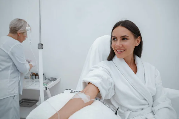 Kobieta Białym Szlafroku Podczas Zabiegu Medycznego Klinice Kosmetycznej Wysokiej Jakości — Zdjęcie stockowe