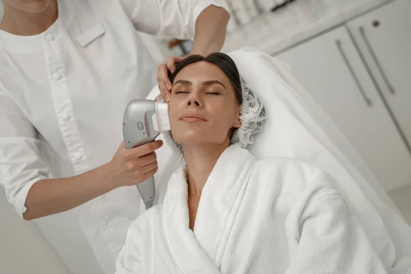 美容師はキャビテーション若返り皮膚治療を作っています 電波の持ち上げ — ストック写真