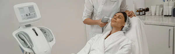 Cosmetoloog Maakt Cavitatie Verjonging Huidbehandeling Radiogolven Heffen — Stockfoto