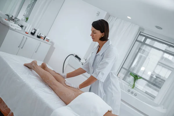 Mulher Que Gosta Procedimento Massagem Pernas Salão Spa Conceito Beleza — Fotografia de Stock