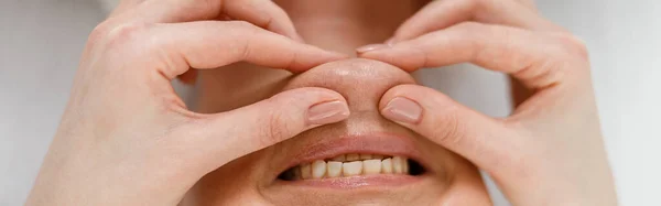 Nahaufnahme Einer Glücklichen Jungen Kundin Kosmetologen Kabinett Die Eine Gesichtsmassage — Stockfoto