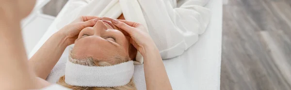 Médico Cosmetologista Feminino Fazendo Massagem Facial Para Bela Senhora Armário — Fotografia de Stock