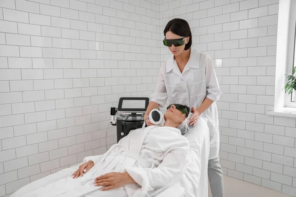 Kosmetolog Připravuje Kavitační Omlazovací Ošetření Kůže Zvedání Rádiových Vln — Stock fotografie