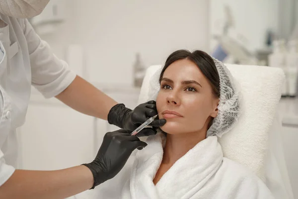 Kosmetolog Gör Injektioner För Att Öka Läpparna Kvinnan Skönhetssalong Högkvalitativt — Stockfoto