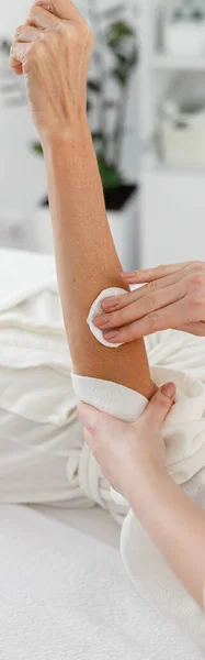 Verticaal Schot Van Dermatoloog Handen Schoonmaken Vrouwelijke Armhuid Aanbrengen Reinigingsmiddel — Stockfoto