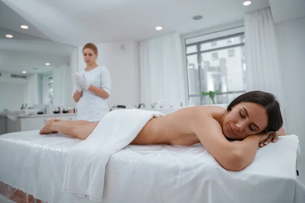 Kvinna Njuter Proceduren Med Massage Spa Salong Skönhetskoncept Högkvalitativt Foto — Stockfoto