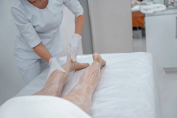 Vrouw Genieten Van Procedure Van Benen Massage Spa Salon Schoonheidsconcept — Stockfoto
