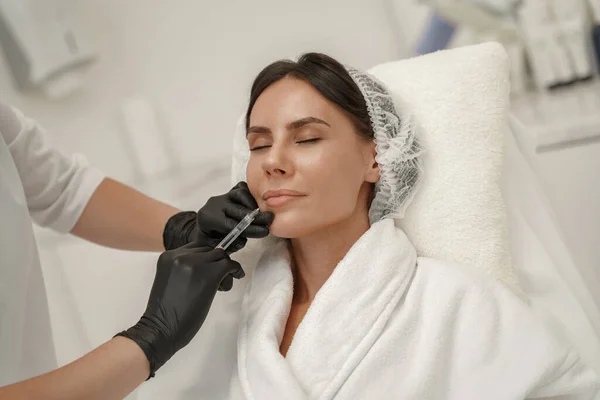 Cosmetologo Iniezioni Aumentare Labbra Donna Salone Bellezza Foto Alta Qualità — Foto Stock