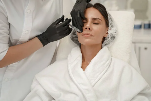 Cosmetoloog Maakt Injecties Lippen Van Vrouw Schoonheidssalon Verhogen Hoge Kwaliteit — Stockfoto