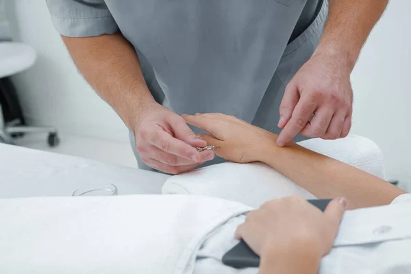 Lekarz Wykonuje Profesjonalne Leczenie Akupunktury Spa Piękności Ciele Kobiety Wysokiej — Zdjęcie stockowe