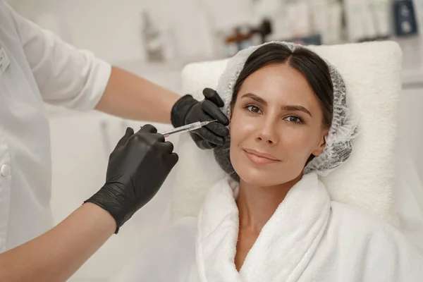 Cosmetologo Iniezioni Antirughe Ringiovanenti Faccia Donna Foto Alta Qualità — Foto Stock