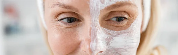Κοντινό Πλάνο Του Καυκάσου Ξανθιά Γυναίκα Λευκή Μάσκα Κρέμα Στο — Φωτογραφία Αρχείου