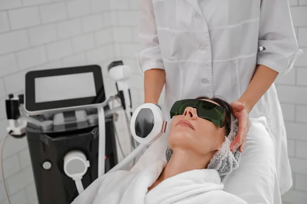 Kosmetologe Macht Kavitation Verjüngung Hautbehandlung Radiowellenanhebung — Stockfoto