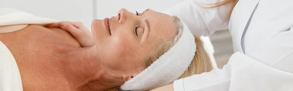 Sidovy Avslappnad Medelålders Vacker Dam Patient Ligger Skönhetsskåp Massage Session — Stockfoto