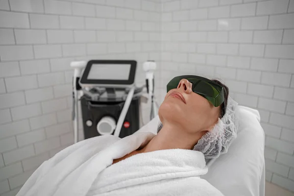 Woman Making Cavitation Rejuvenation Skin Treatment Radio Wave Lifting — Stock Photo, Image