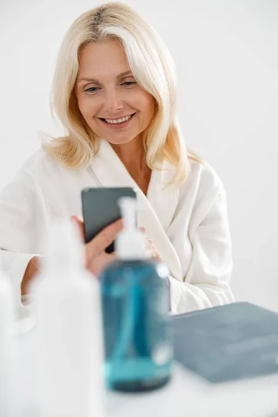Verticaal Schot Van Mooie Blanke Blonde Volwassen Dame Tikken Smartphone — Stockfoto