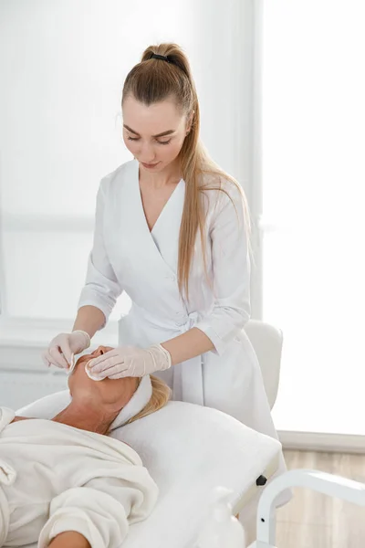 Beautiful Female Professional Doctor Beautician Cleaning Skin Mature Caucasian Woman — Stock Photo, Image