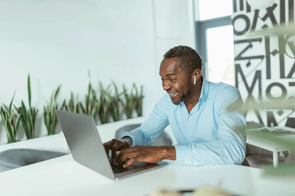 Érett Afrikai Üzletember Dolgozik Laptop Miközben Modern Coworking Kiváló Minőségű — Stock Fotó