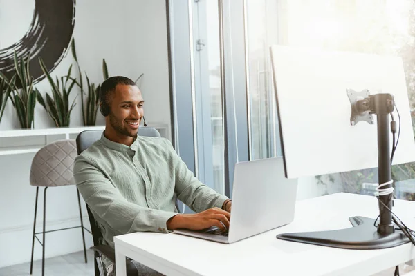 Jóképű Afrikai Üzletember Aki Laptopon Dolgozik Miközben Modern Irodában Kiváló — Stock Fotó