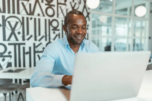 Mosolygó Afrikai Üzletember Dolgozik Laptop Miközben Modern Coworking Kiváló Minőségű — Stock Fotó