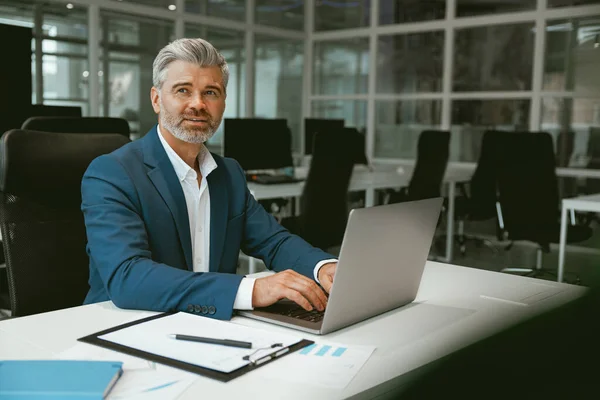 Elfoglalt Üzletember Dolgozik Laptop Miközben Modern Coworking Kiváló Minőségű Fénykép — Stock Fotó