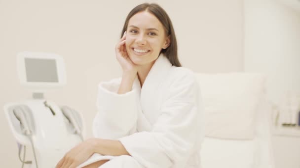 Mujer Albornoz Blanco Relajante Durante Procedimiento Médico Clínica Belleza — Vídeos de Stock