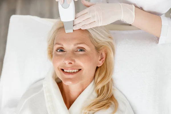 Vackra Gör Ansiktsrengöring Med Ultraljud Kosmetologi Skrubber För Medelålders Kvinna — Stockfoto