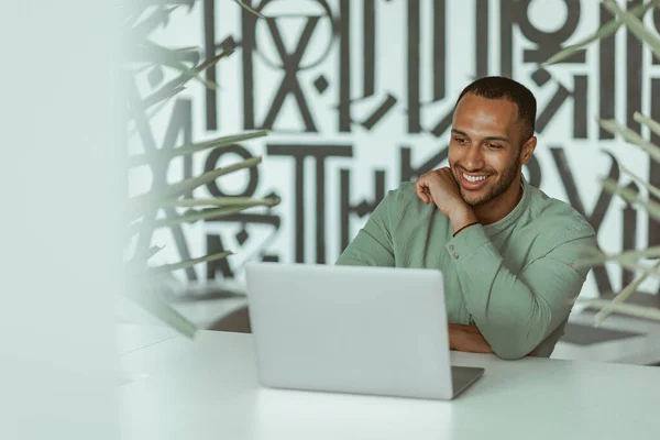 Mosolygó Afrikai Üzletember Dolgozik Laptop Miközben Modern Coworking Kiváló Minőségű — Stock Fotó