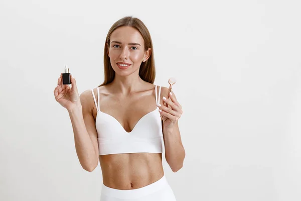 Woman Holds Bottle Cosmetics Moisturizing Serum Oil Face Roller High — Stock Photo, Image