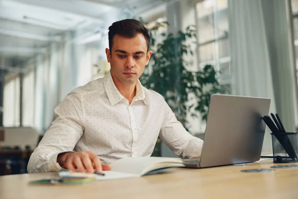 Empresário Profissional Trabalhando Laptop Enquanto Sentado Working Moderno Foto Alta — Fotografia de Stock