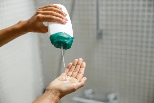 Mujer Vertiendo Gel Ducha Mano Tomar Ducha Concepto Higiene Foto — Foto de Stock