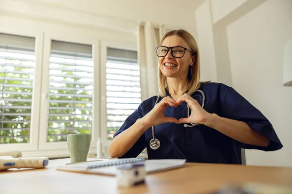 Médecin Cardiologue Féminin Montrant Symbole Cœur Avec Les Doigts Photo — Photo